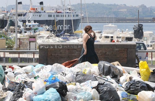 Smely garbage Naples